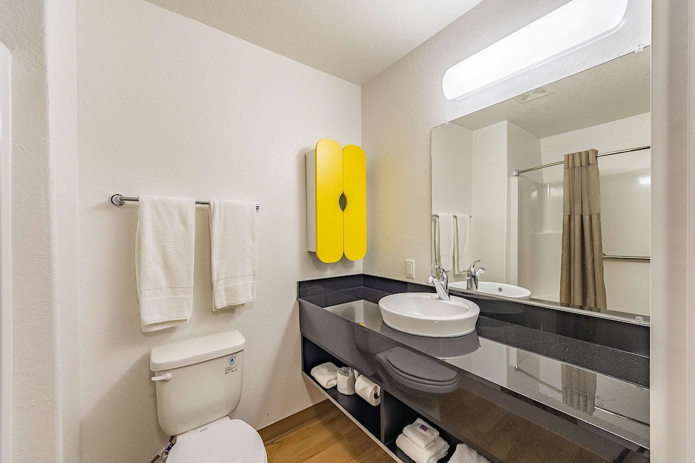 Deluxe Suite, 2 Queen Beds, Non Smoking, Kitchenette - Photo 16