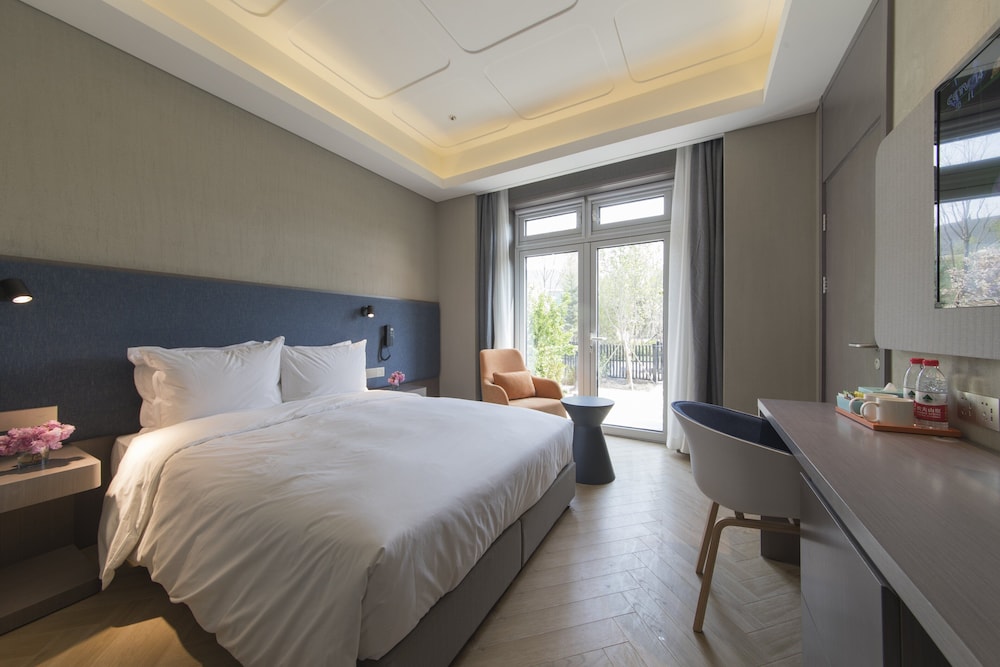 Standard Room, 1 King Bed, Accessible (Courtyard Access) - Photo 6