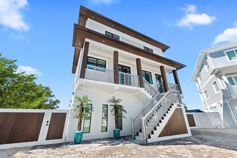 Luxury Seaside Escape ~ Heated Pool w Jacuzzi ~ Elevator ~ Dock ~ Scenic Views, Billede 46