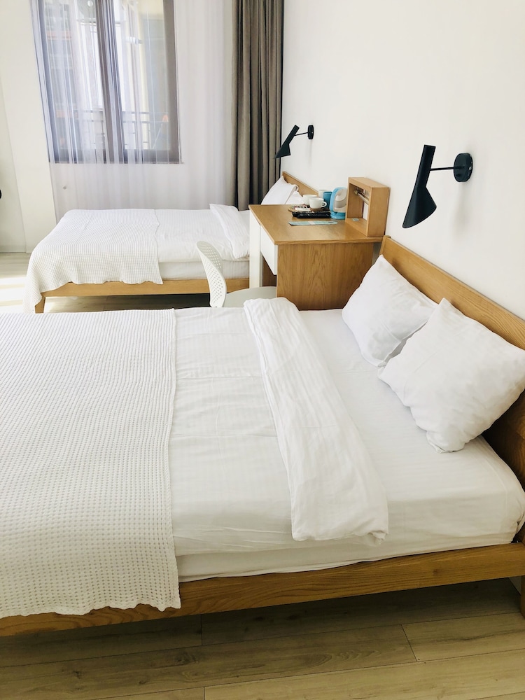 Standard Room, 2 Queen Beds, Courtyard View photo 1