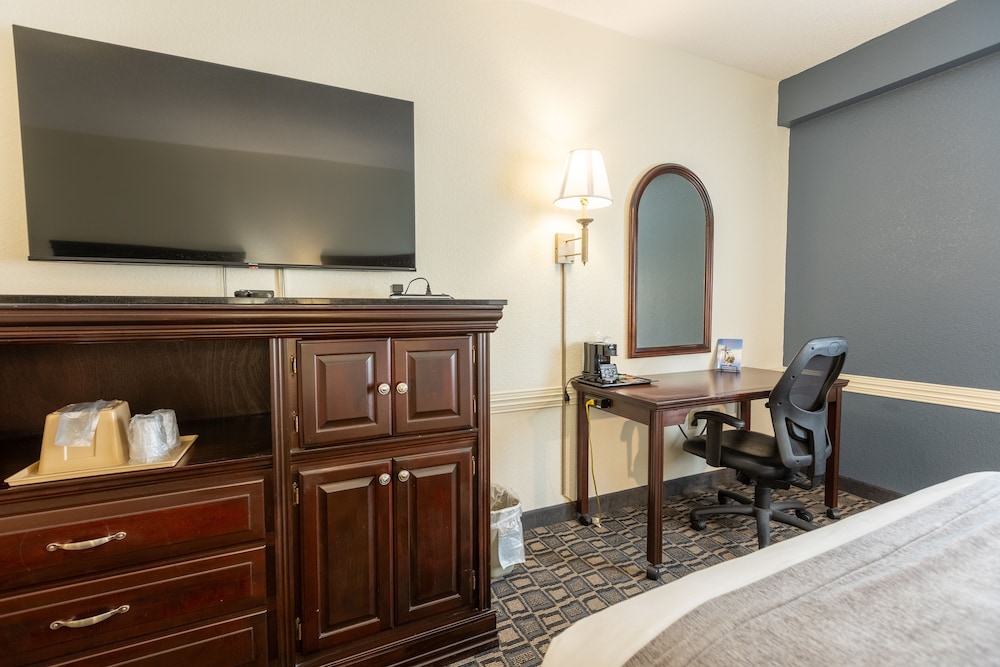 Suite, Jetted Tub - Photo 3