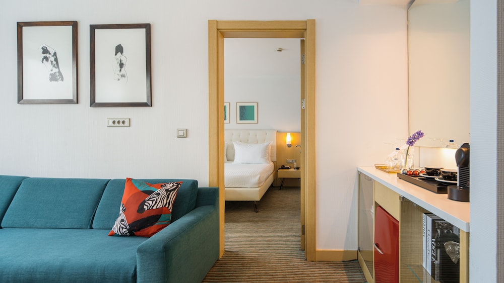 Suite, 1 King Bed, Non Smoking - Photo 6