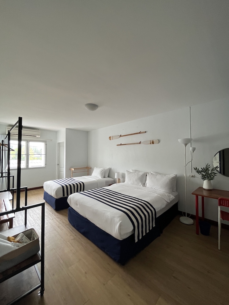 Triple Room 1 Queen & 1 Twin Bed photo 2