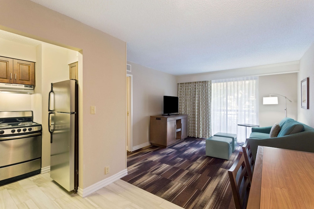 2 Queen 1 Bedroom Suite with Kitchen/balcony - Photo 5