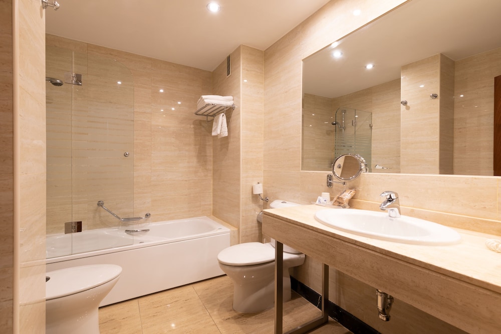 Deluxe Double or Twin Room - Photo 10