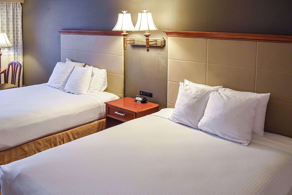 Room (Two Queen Size Beds) - Photo 1