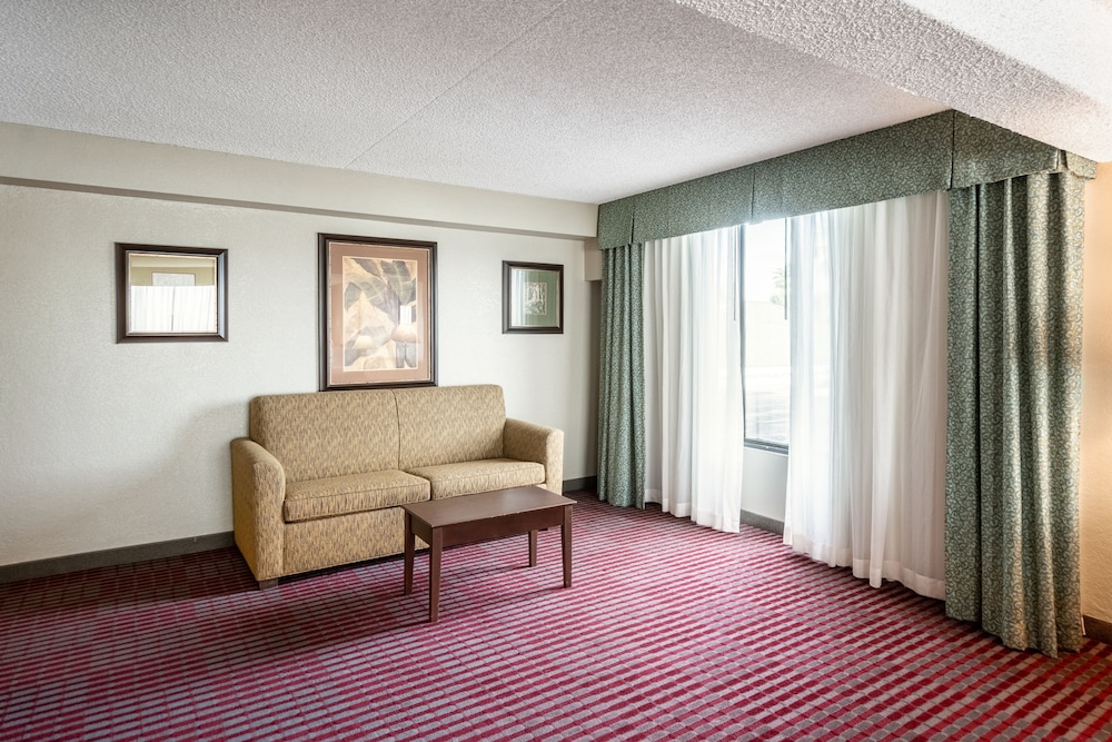 Suite, 1 King Bed, Non Smoking - Photo 3