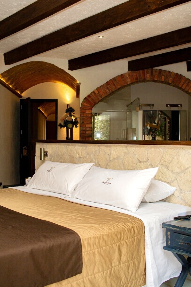 Design Studio Suite, 1 King Bed, Balcony, Resort View photo 1