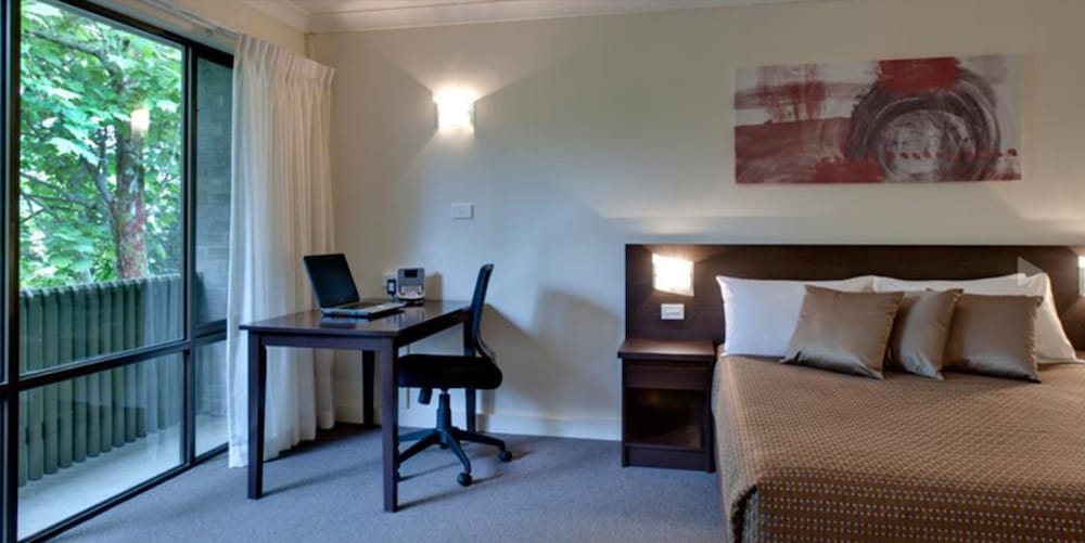 Executive Room, 1 Queen Bed With Sofa Bed, Balcony - Photo 4