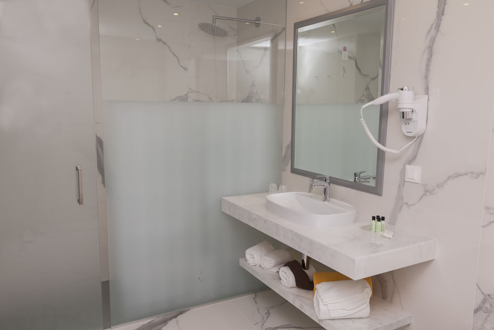 Double or Twin Room, Balcony, Bay View - Photo 4