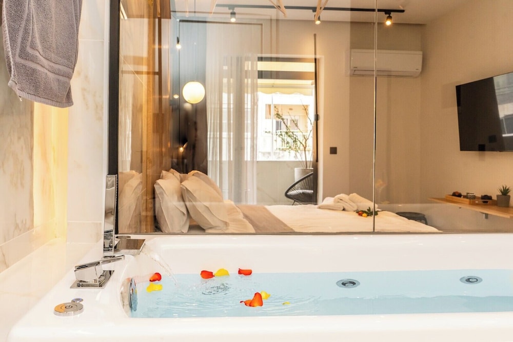 Luxury Double Room, 1 Queen Bed, Hot Tub, City View