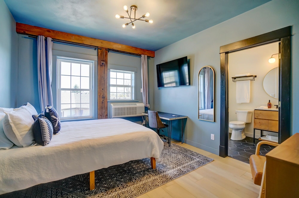 Design Room, 1 Queen Bed, Ensuite photo 1