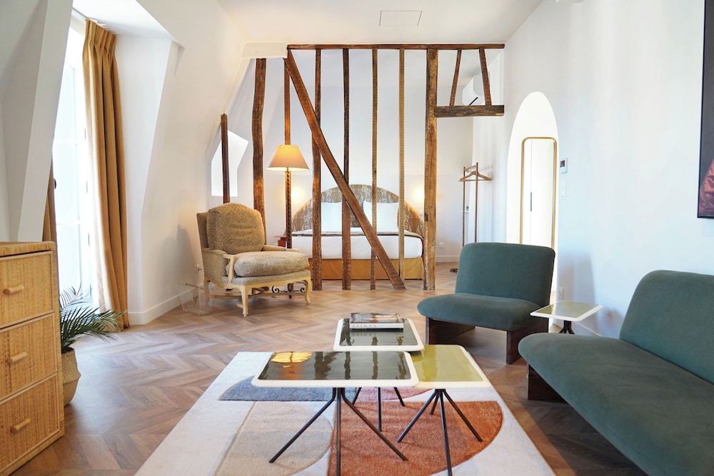 Deluxe Suite, City View