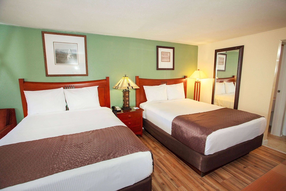 Room, 2 Queen Beds, Smoking - Photo 1