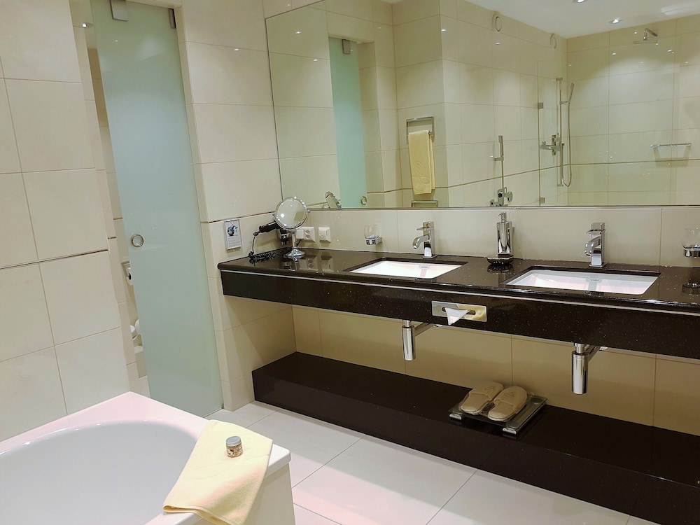 Exclusive Suite, 1 King Bed with Sofa bed, Kitchenette - Photo 8