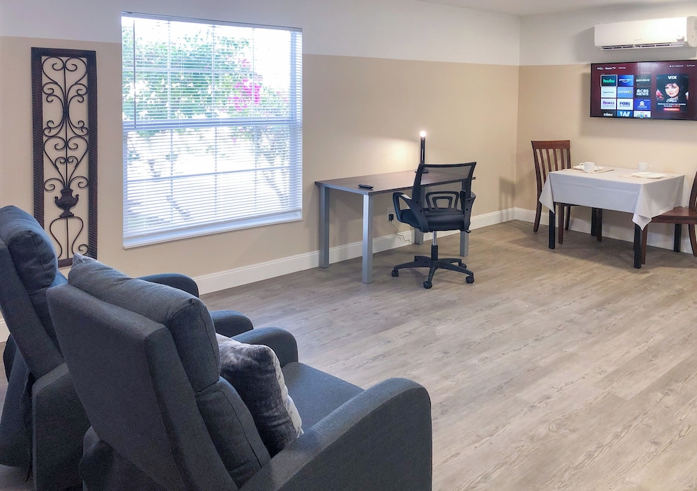 Standard Studio Suite, 1 King Bed, Kitchenette