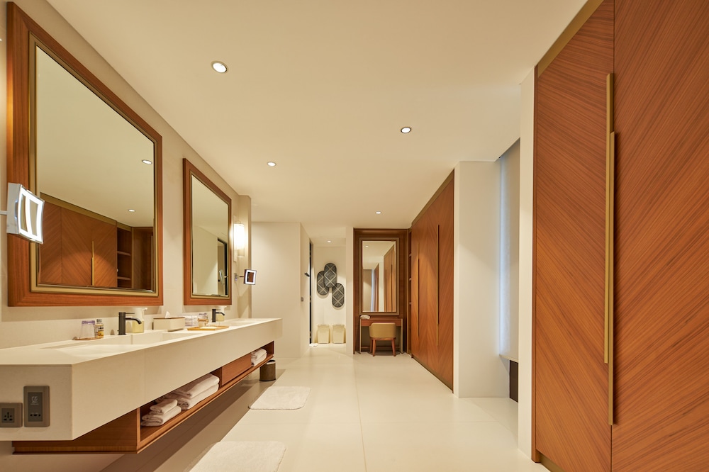 Premier Suite, Beach View photo 3
