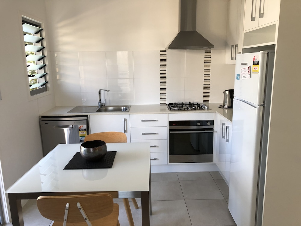 Deluxe Studio, 1 Queen Bed, Non Smoking, Kitchen photo 2