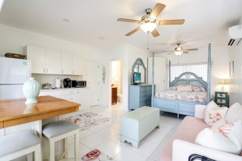 Deluxe Studio Suite, 1 Queen Bed, Poolside