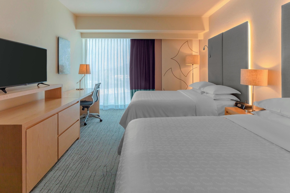 Room, 2 Queen Beds, Mountain View