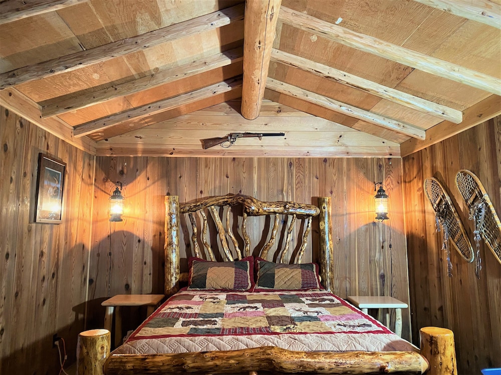 Spruce Cabin (Shared Restroom)