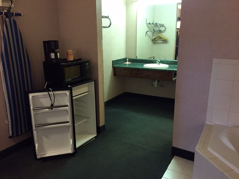 Deluxe Room, 1 King Bed, Jetted Tub photo 3