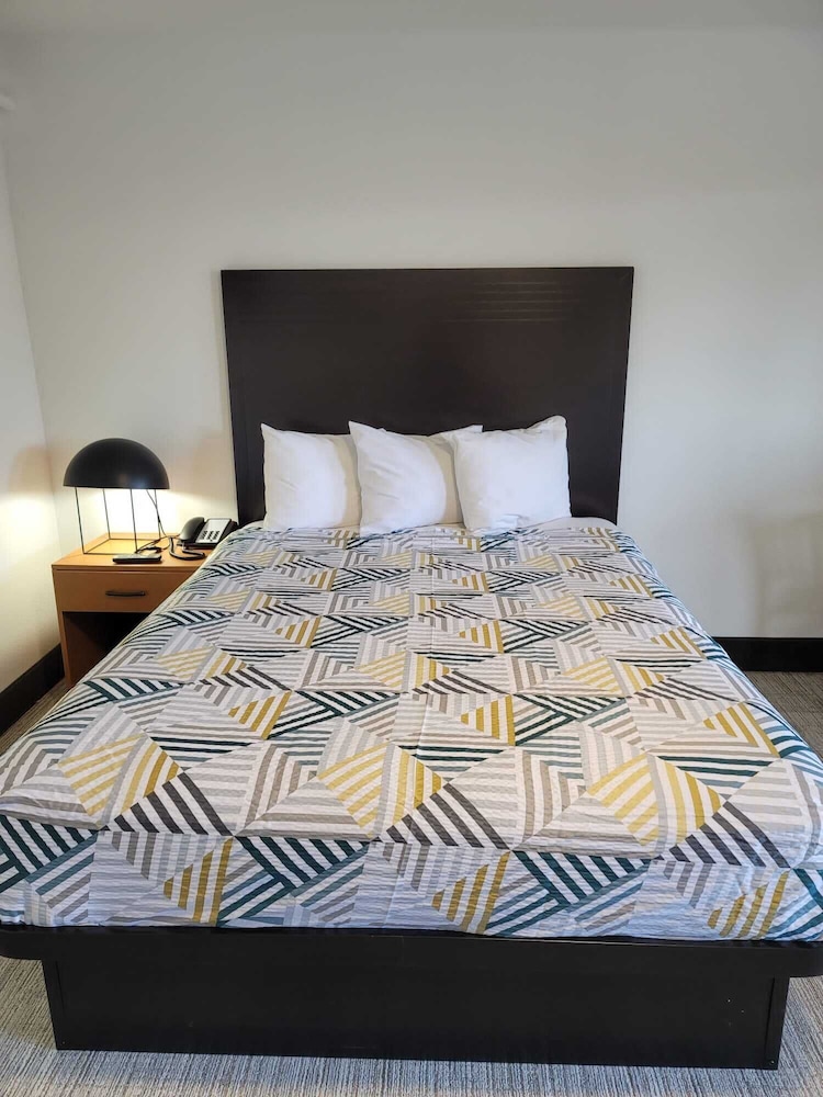 Standard Room, 1 Queen Bed - Photo 1