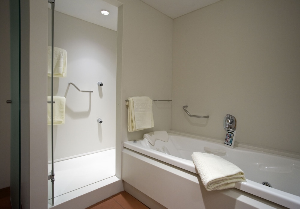 Suite - Photo 16