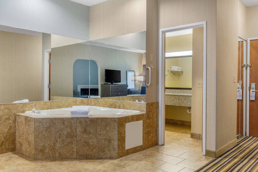 Suite, 1 King Bed, Non Smoking, Jetted Tub - Photo 10