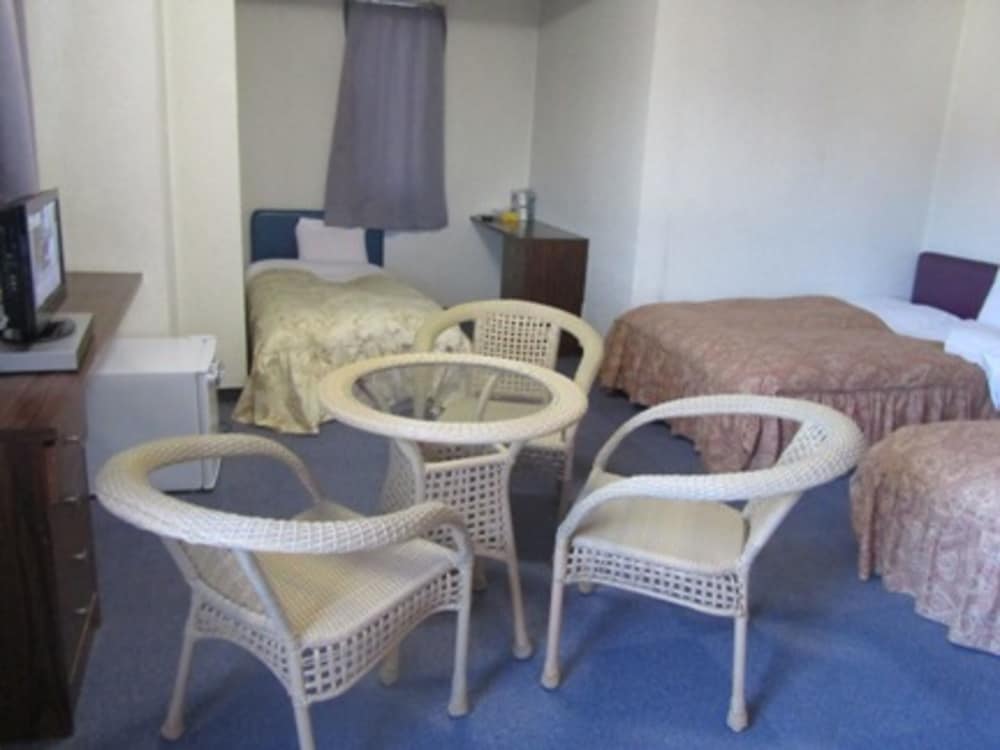 Quadruple Room, Smoking