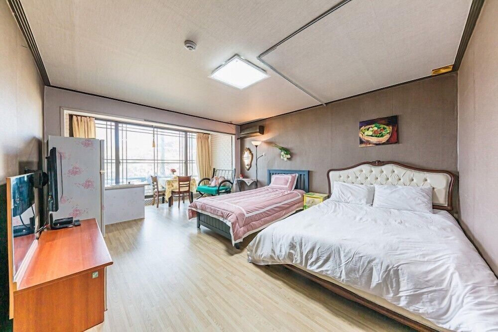 Room (102) photo 2