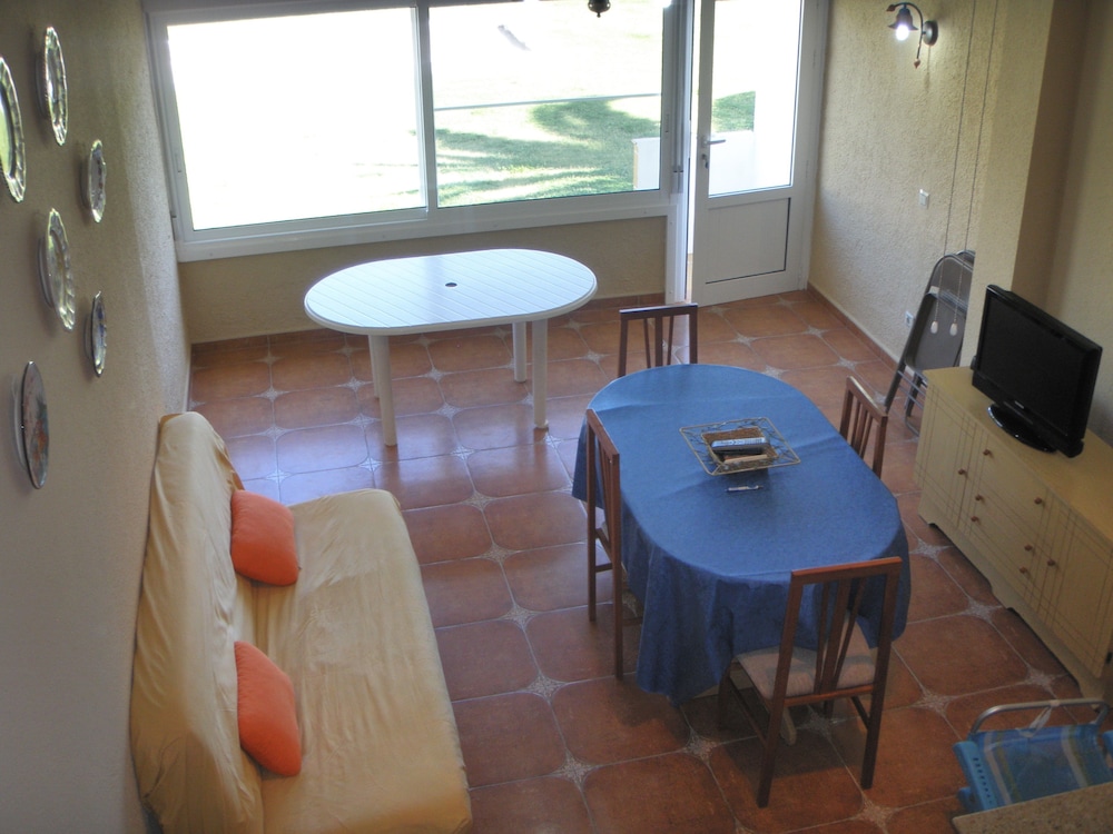 House, 2 Bedrooms photo 3