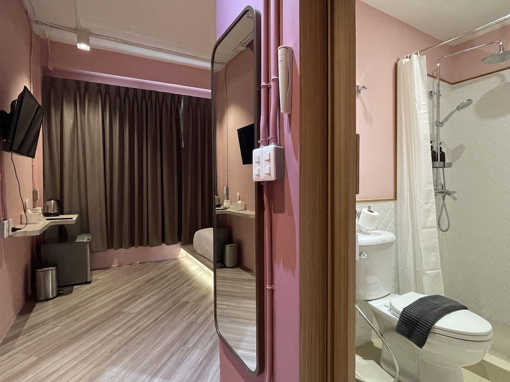 Room, 1 King Bed, Non Smoking, Ensuite photo 2