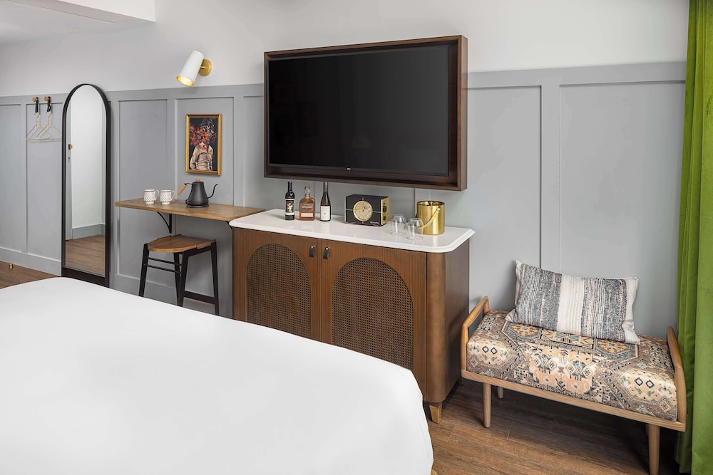 Room, 1 King Bed, Accessible, Bathtub (Mobility) - Photo 4