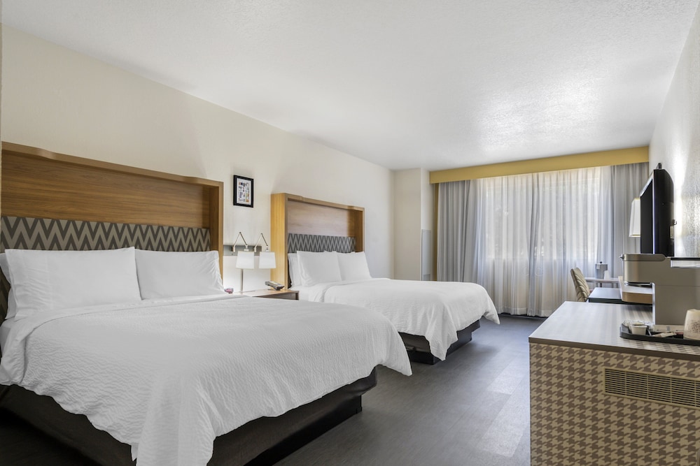 Standard Room, 2 Queen Beds (Accessible Tub) thumbnail 5