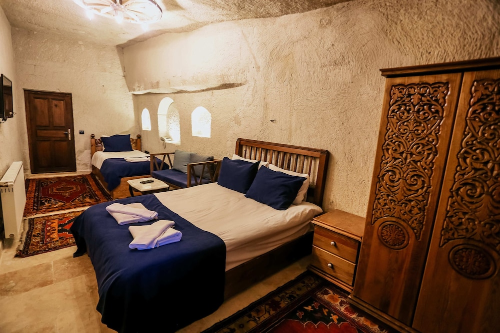 Deluxe Family Cave Suite photo 1
