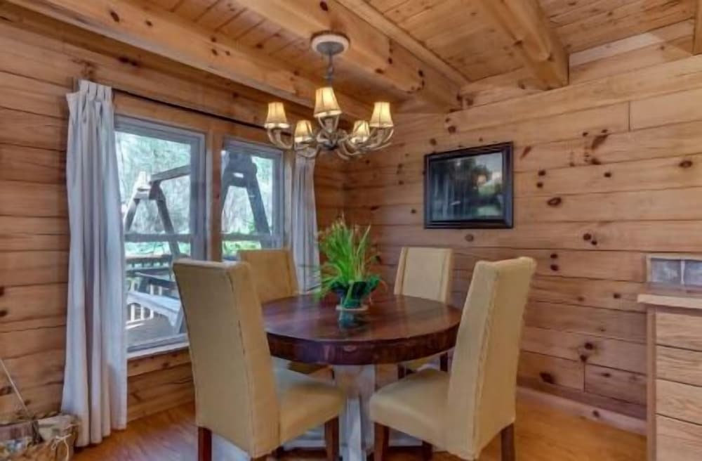 Comfort Cabin, 3 Bedrooms, Fireplace photo 2