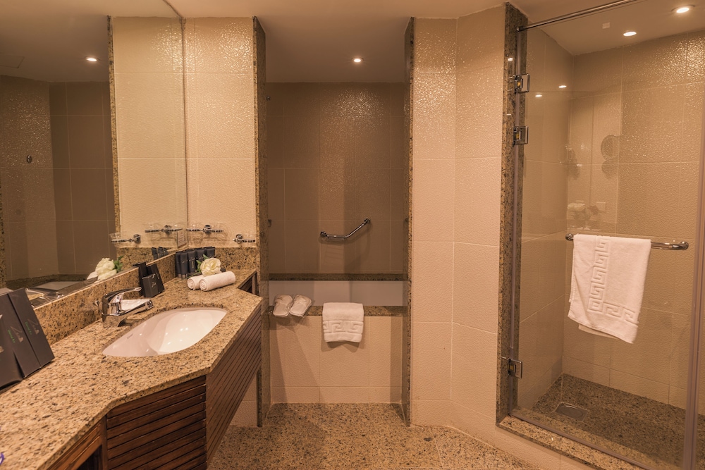 Deluxe Room, Sea View, Poolside - Photo 4