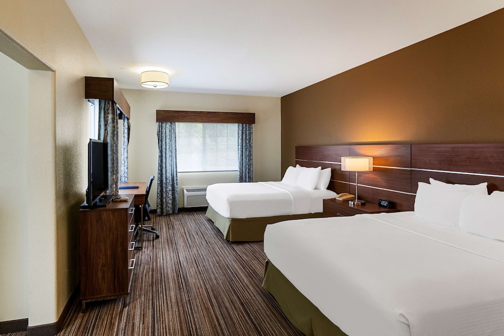 Suite, 2 Queen Beds, Non Smoking, Refrigerator & Microwave (Larger Room;with Sofabed) photo 2