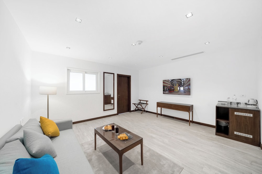 Standard Suite, 1 Queen Bed with Sofa bed, Non Smoking, Pool View - Photo 3