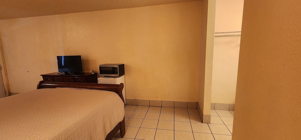 Room, 1 King Bed, Non Smoking photo 2
