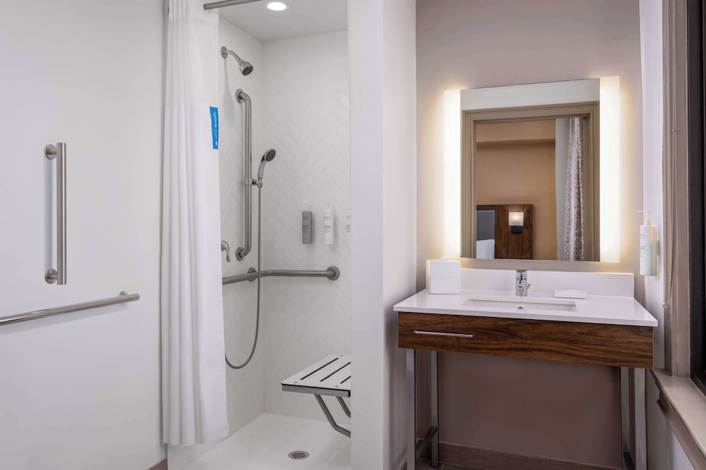 Suite, 1 King Bed, Accessible (3x3 Shower) - Photo 14