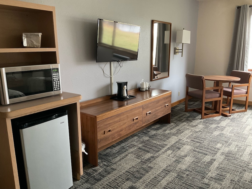 Premium Room, 2 Queen Beds, Refrigerator & Microwave, Lake View photo 3