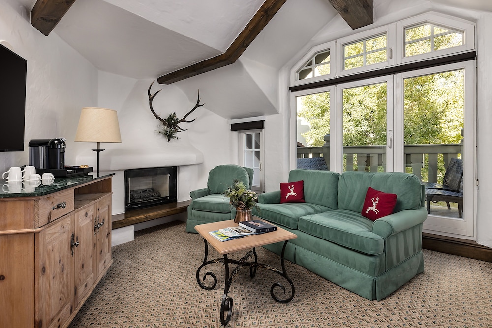 Golden Peak 2 Bedroom Suite 1 King and 2 Doubles 1 Floor