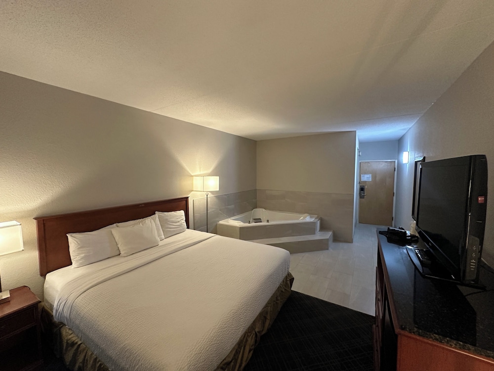 Suite, 1 King Bed, Non Smoking - Photo 3