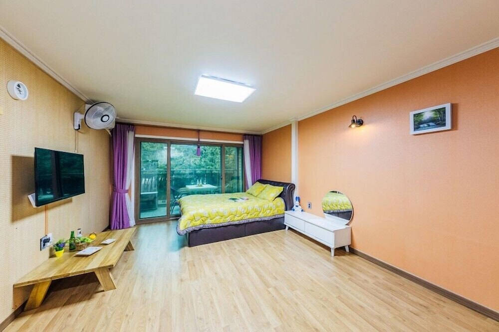 Room (201) photo 2