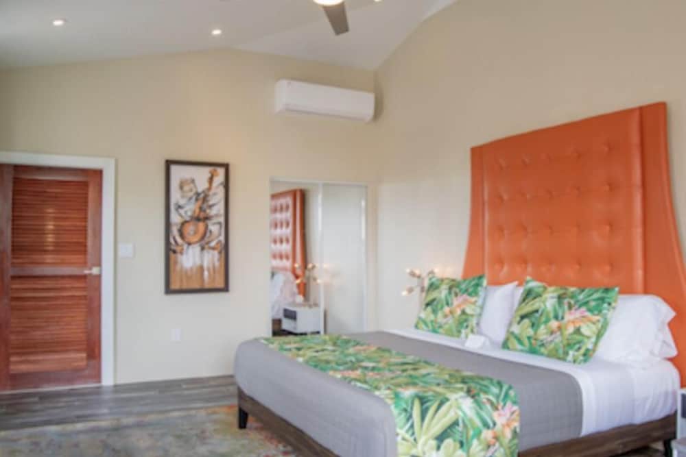 Signature Room, 1 King Bed, Terrace, Pool View (The Gary)