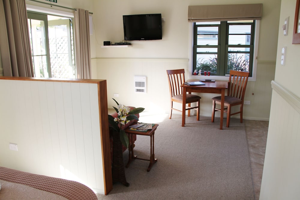 Standard Suite, 1 Bedroom, Non Smoking, Kitchenette (Fantail) photo 3