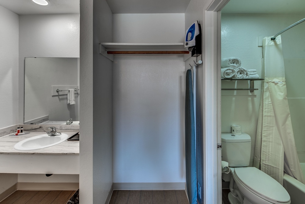 Standard Single Room, Refrigerator & Microwave photo 2