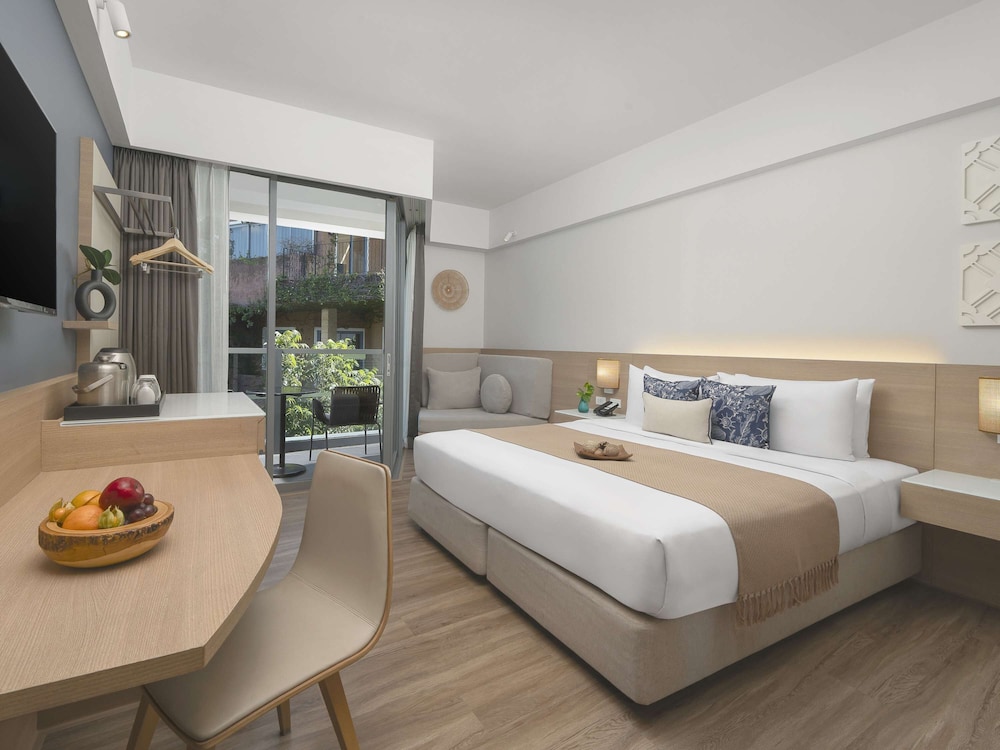 Deluxe Room, 1 King Bed, Balcony, Sea View - Photo 1
